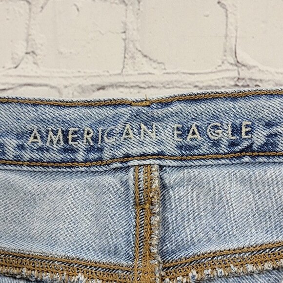 American Eagle Woman’s light blue distressed mom jeans size 6 Regular - Picture 10 of 12